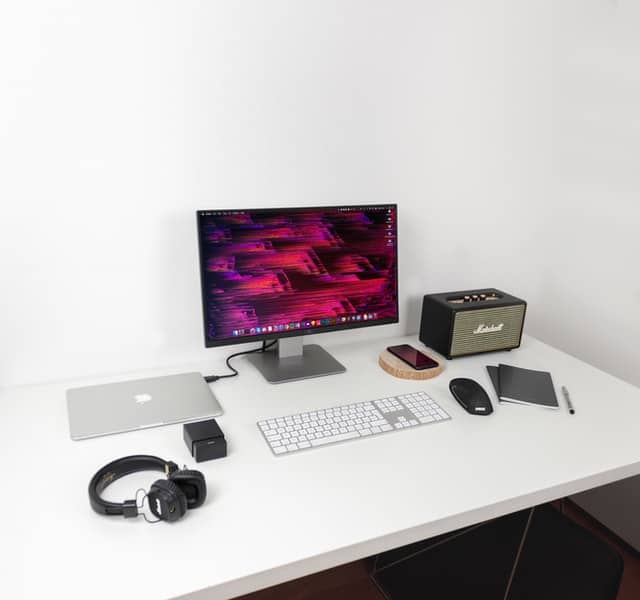 שולחן מחשב משרדי גדול בצבע לבן
